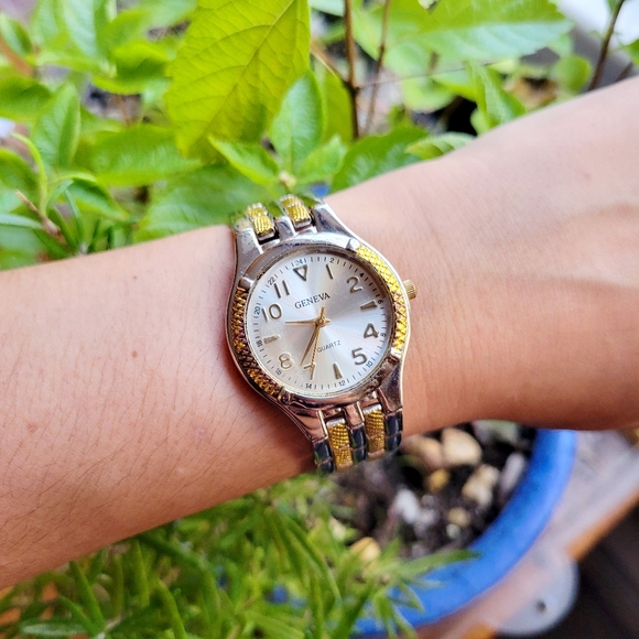 Vintage Geneva Quartz Classic Silver & Gold Womens Womans Round Analog Watch - Picture 3 of 9